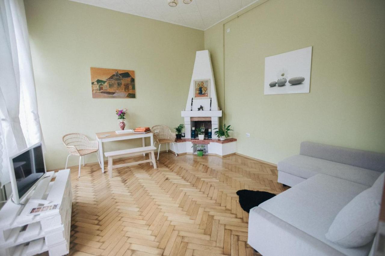 Love Nest Apartment Brasov Bagian luar foto